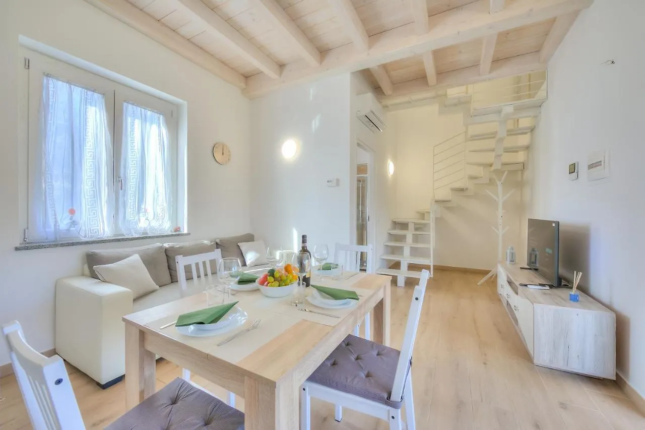 Golden & Sunflower Terrace Apartments Leggiuno Włochy